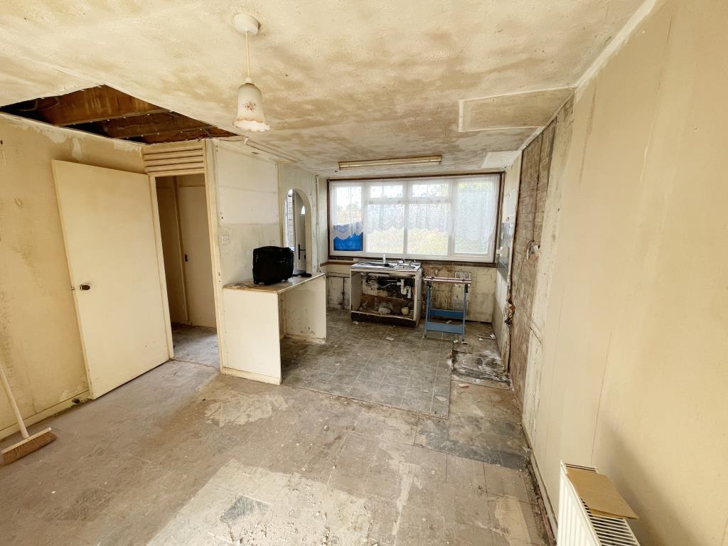 Lot: 54 - TERRACE HOUSE FOR REFURBISHMENT AND IMPROVEMENT - inside image of kitchen diner from living area